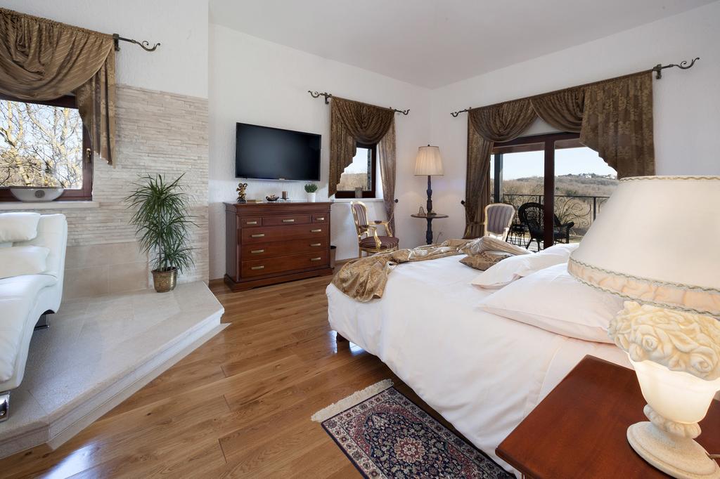 Villa Castello Rausch Valkarin 部屋 写真